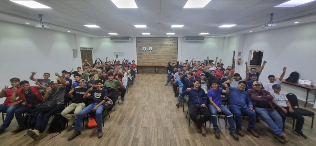 Jóvenes de tecológicos ven el fracaso como motor de éxito en inspiradoras charlas